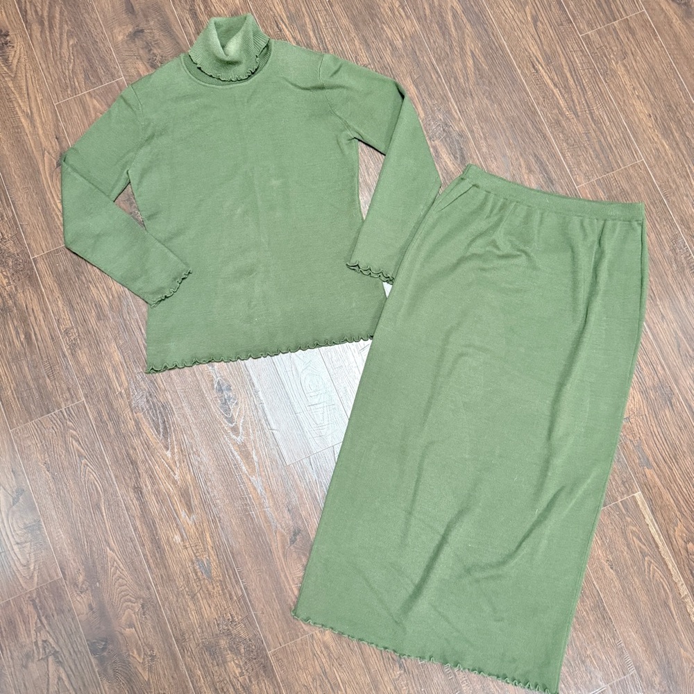 I.K.C. HUNTER GREEN TURTLENECK SWEATER & LONG SKIRT SET